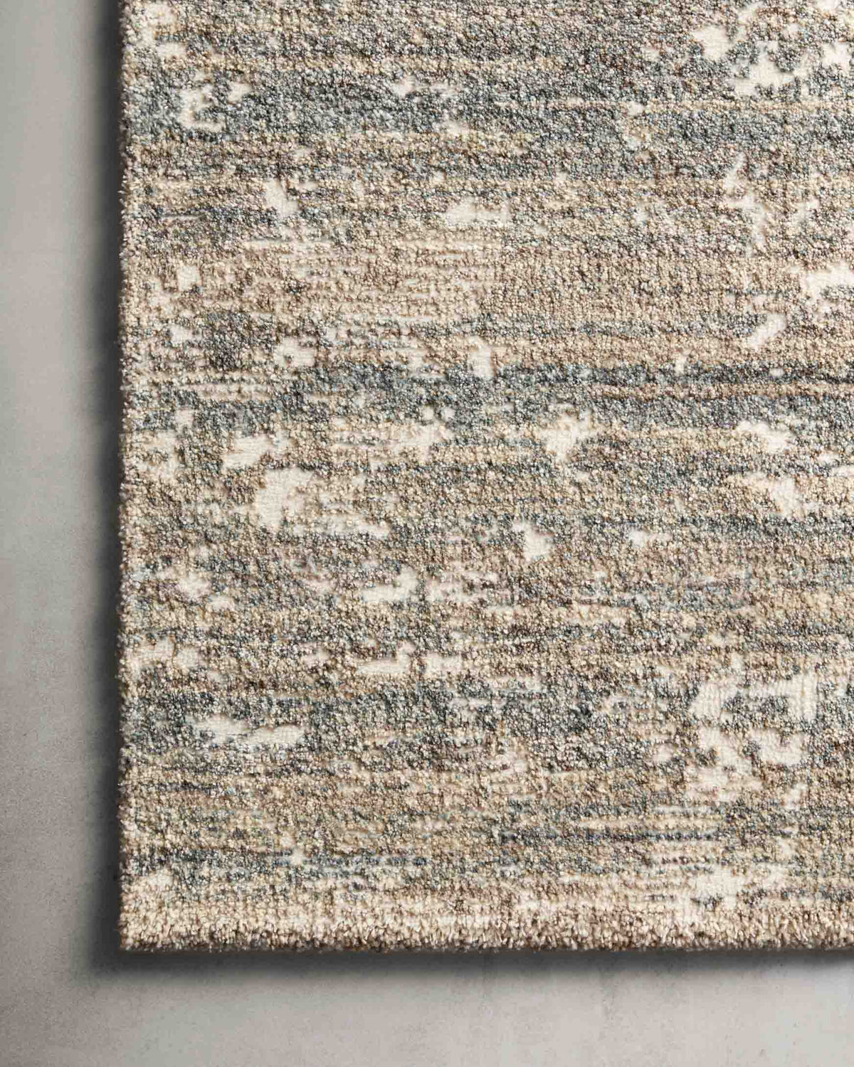 Loloi Augustus AGS-06 Fog area rug - image 3