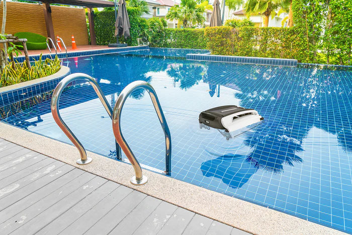 Betta SE Solar Powered Smart Robotic Pool Skimmer in White