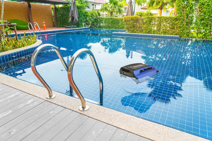 Betta SE Solar Powered Smart Robotic Pool Skimmer in Blue