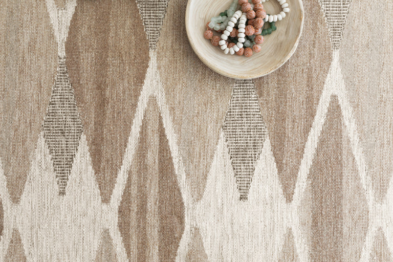 Loloi Rugs Evelina Collection Rug in Taupe, Bark - 7'9" x 9'9"
